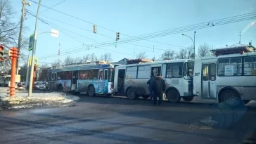 Фото: В Кемерове столкнулись две маршрутки и троллейбус 3