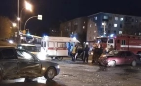 «Лица в крови»: в Кемерове на перекрёстке столкнулись два автомобиля