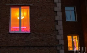 В Кузбассе годовалая девочка выпала из окна второго этажа
