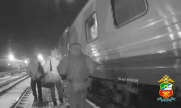 Фото: Буйного новосибирца сняли с поезда Новокузнецк — Санкт-Петербург в Кузбассе 1