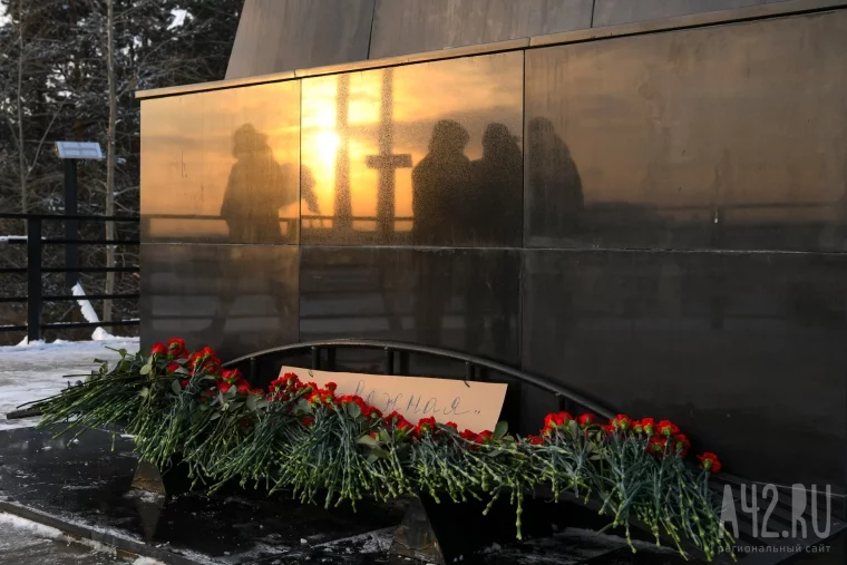 Фото: Кемеровчане несут цветы к мемориалу в память о погибших шахтёрах «Листвяжной» 13