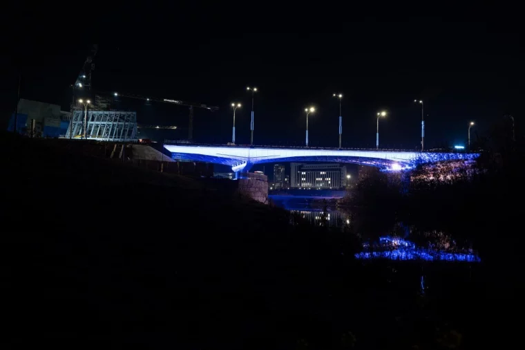 Фото: Мэр Кемерова показал, как выглядит Университетский мост со включённой разноцветной подсветкой  2