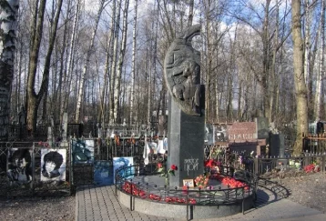 Фото: На Богословском кладбище разгромили могилу Виктора Цоя 1