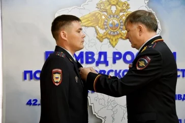 Фото: Глава МВД России наградил двух полицейских из Кузбасса за героизм: они спасли женщину и ребёнка 2