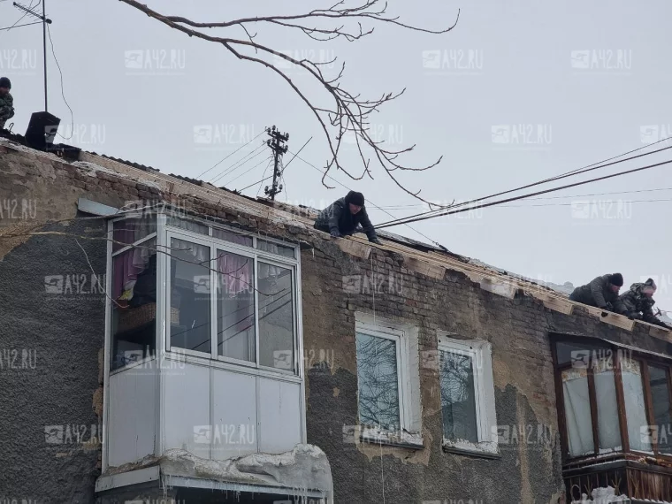 Фото: Крыша жилого дома частично обрушилась в Кемерове 2