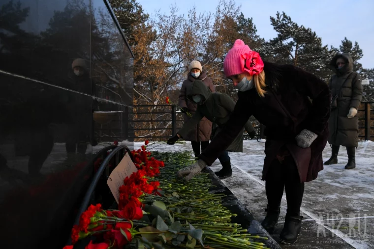 Фото: Кемеровчане несут цветы к мемориалу в память о погибших шахтёрах «Листвяжной» 14