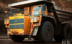 В Кузбассе «БЕЛАЗ» наехал на автомобиль с человеком внутри