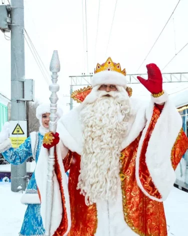 Кемеровчане встретили поезд Деда Мороза