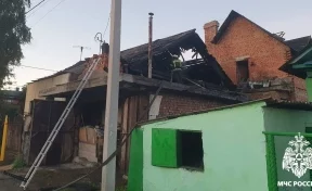 В Кемерове рано утром сгорел частный дом: пожарные успели вынести баллоны с пропаном