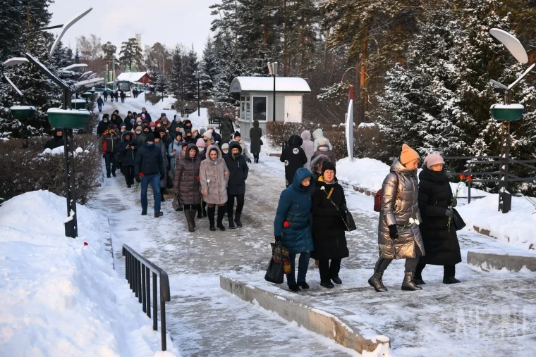 Фото: Кемеровчане несут цветы к мемориалу в память о погибших шахтёрах «Листвяжной» 15