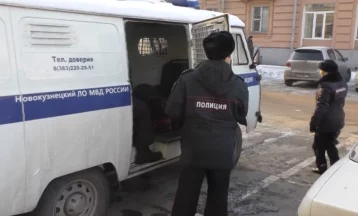 Фото: В Кузбассе транспортные полицейские задержали наркодилера-иностранца 1