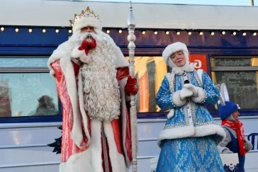 Фото: В Новокузнецке встретили поезд Деда Мороза и Снегурочки 2
