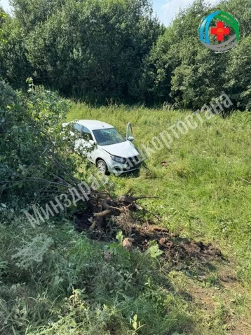 Фото: В Башкирии многодетная мать на машине съехала в кювет, пострадали 5 детей 1