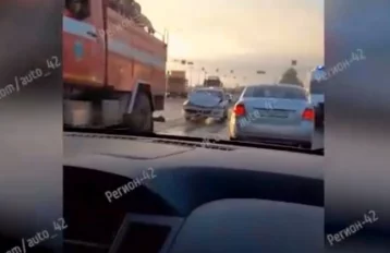 Фото: Опубликовано видео с места ДТП в Кемерове на пересечении улиц Двужильного и Баумана 1