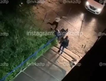 Фото: Видео жестокого избиения прохожих на улице в Новокузнецке опубликовали в Сети 1