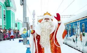 Кемеровчане встретили поезд Деда Мороза