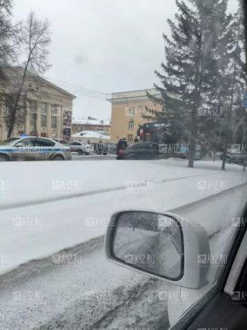 Фото: В Кемерове на Советском проспекте столкнулись легковой автомобиль и автобус 3