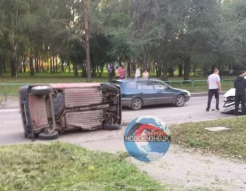 Фото: В Новокузнецке два человека травмировались в перевернувшейся «Оке» 1