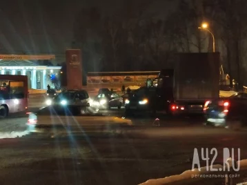 Фото: На проспекте Шахтёров в Кемерове произошло ДТП с грузовиком 1