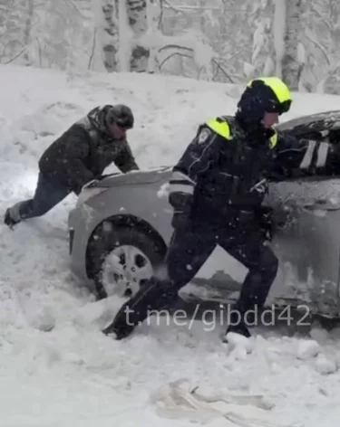 Кузбасские полицейские помогли вытащить застрявшую в сугробе машину