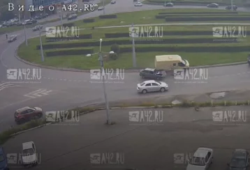 Фото: На кольце в Новокузнецке произошло жёсткое тройное ДТП: инцидент попал на видео 1