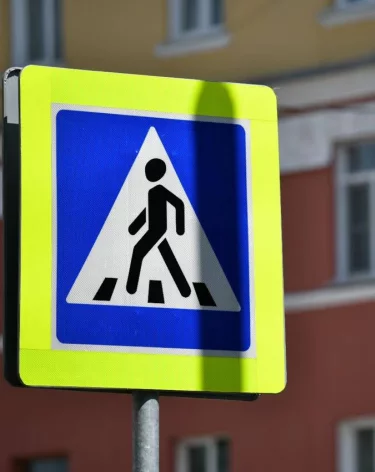 Очевидцы: в Кемерове на пешеходном переходе сбили человека