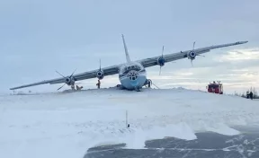 Самолёт опрокинулся на бок при посадке в Новом Уренгое