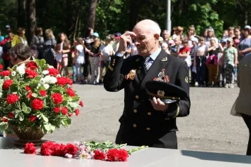 Фото: В Кемерове возложили цветы к памятнику в Сосновом бору 1