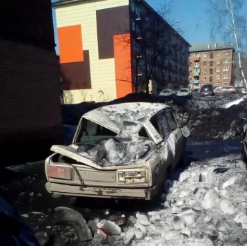 Фото: В Кузбассе упавшая с крыши глыба льда раздавила автомобиль 1