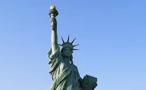 В США перед встречей короля Карла III по ошибке вывесили флаги Австралии