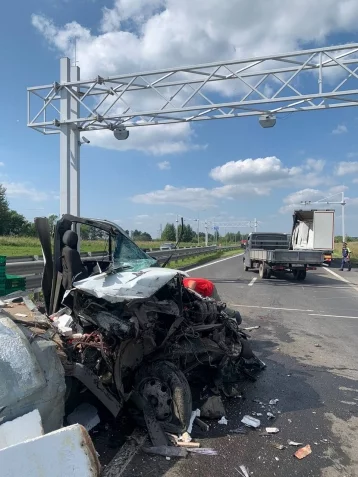 Фото: Все живы, машина в хлам: стали известны детали жёсткого ДТП с грузовиками на трассе Кемерово — Новокузнецк 1