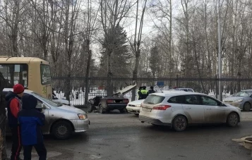Фото: «Водителя доставали через крышу»: в Кемерове произошло серьёзное ДТП 2