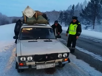 Фото: Полицейские помогли замерзающей в сломанном автомобиле семье на кузбасской трассе 1