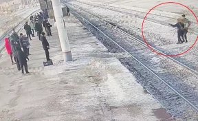 В Кузбассе полицейский спас мужчину, который едва не угодил под поезд