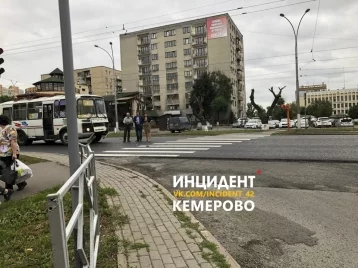 Фото: В Кемерове маршрутка врезалась в иномарку 1