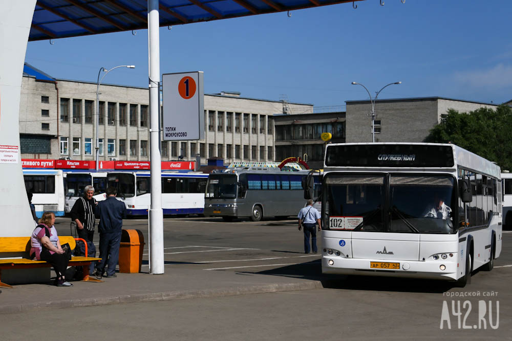 Автобус межгород кемерово. Автобусный вокзал Кемерово. Кузбасс Кемерово автовокзал. Вокзал Кемерово автовокзал. Автовокзал Кемерово высадка пассажиров.