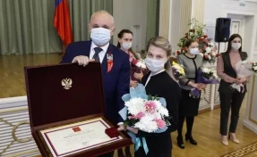 Губернатор Кузбасса вручил награды медикам за борьбу с коронавирусом