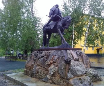 Фото: В центре Таштагола ко Дню шахтёра появился памятник прародителю шорцев 1