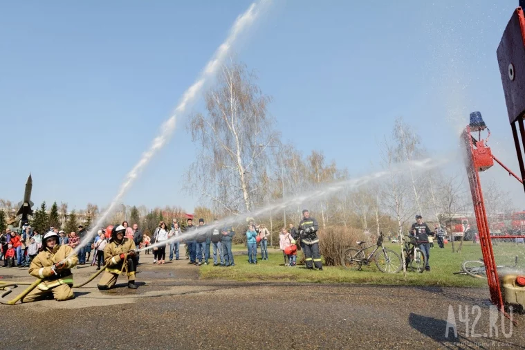 Фото: Огонь, вода и пожарные рукава: праздник в парке имени Жукова 41