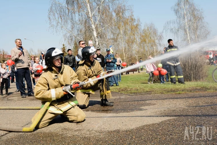 Фото: Огонь, вода и пожарные рукава: праздник в парке имени Жукова 42