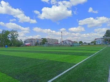 Фото: Жителям кузбасского города подарили футбольное поле 1