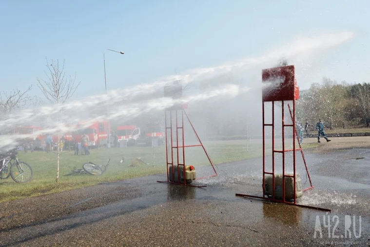 Фото: Огонь, вода и пожарные рукава: праздник в парке имени Жукова 43