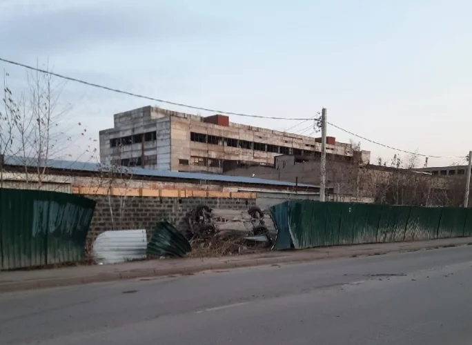 Фото: В Кузбассе автомобиль перевернулся и снёс забор 2