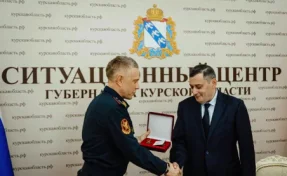 Заместитель Золотова Маликов вручил награду врио главы Курской области Хинштейну