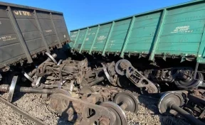 В Приамурье 20 вагонов сошли с рельсов после столкновения с автомобилем, движение поездов приостановлено