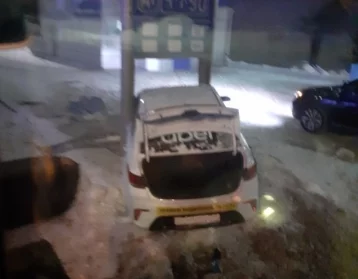 Фото: Очевидцы: в Кемерове автомобиль такси врезался в табло на АЗС 1