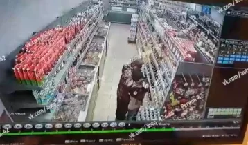 Фото: Следком Кузбасса проводит проверку по видео, на котором мужчина душит ребёнка в магазине 1