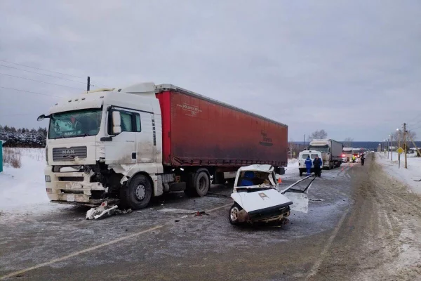 В Красноярском крае водитель и пассажиры «Оки» погибли при столкновении с грузовиком