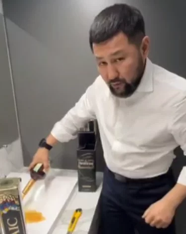 Глава Якутска Евгений Григорьев вылил подаренный ему алкоголь