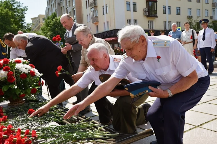 Фото: Сергей Цивилёв возложил цветы к памятнику героям-кузбассовцам 3